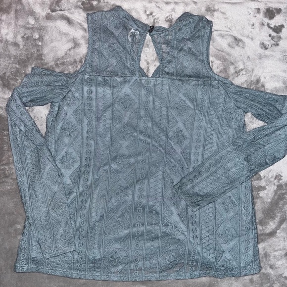 Mudd Women’s Long Sleeve Cold Shoulder Top - Picture 3 of 4